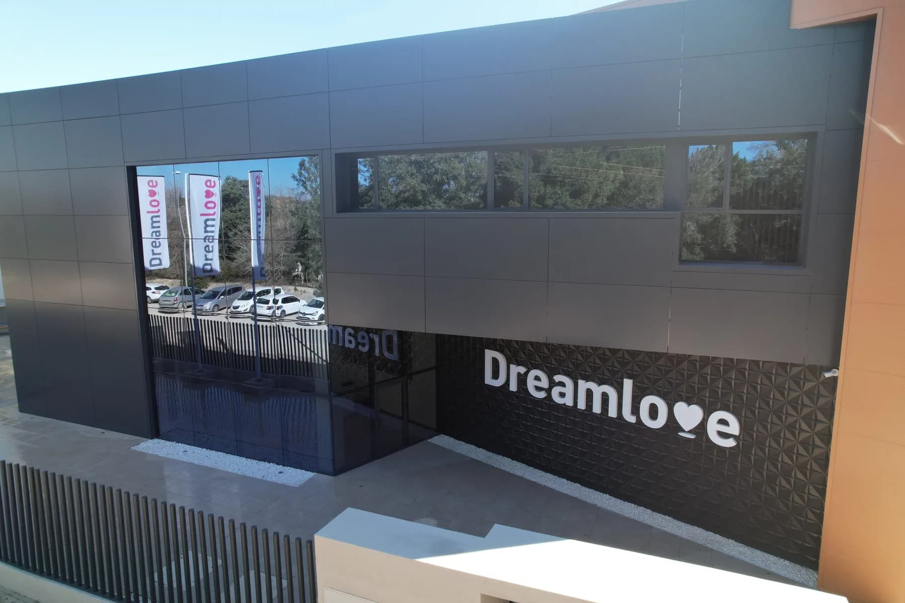 Entrée du centre Dreamlove : le nom Dreamlove est écrit en grand sur la façade sombre.